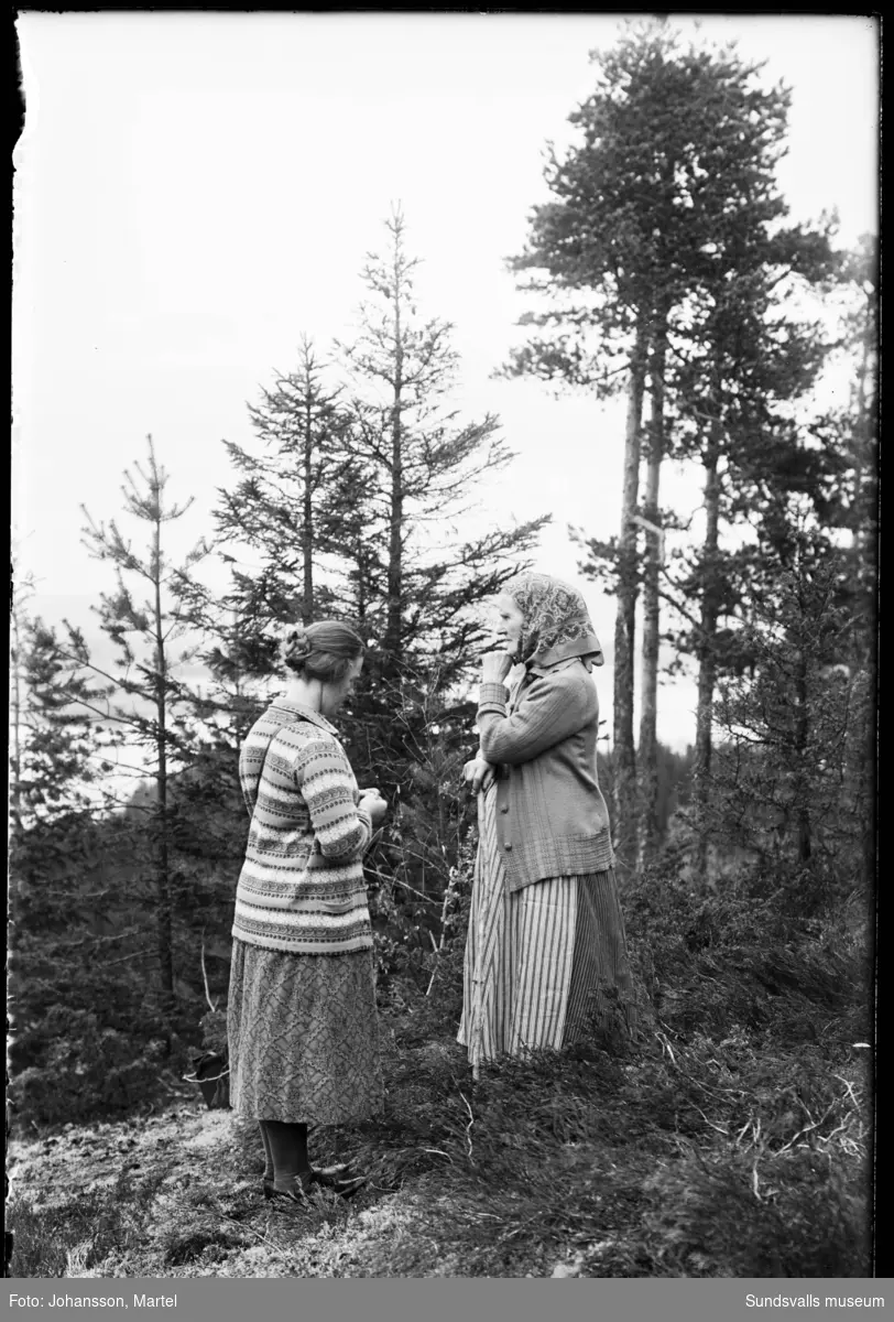 Märta Johansson och hennes mor Andrietta Persson på skogstur i Sörfors.