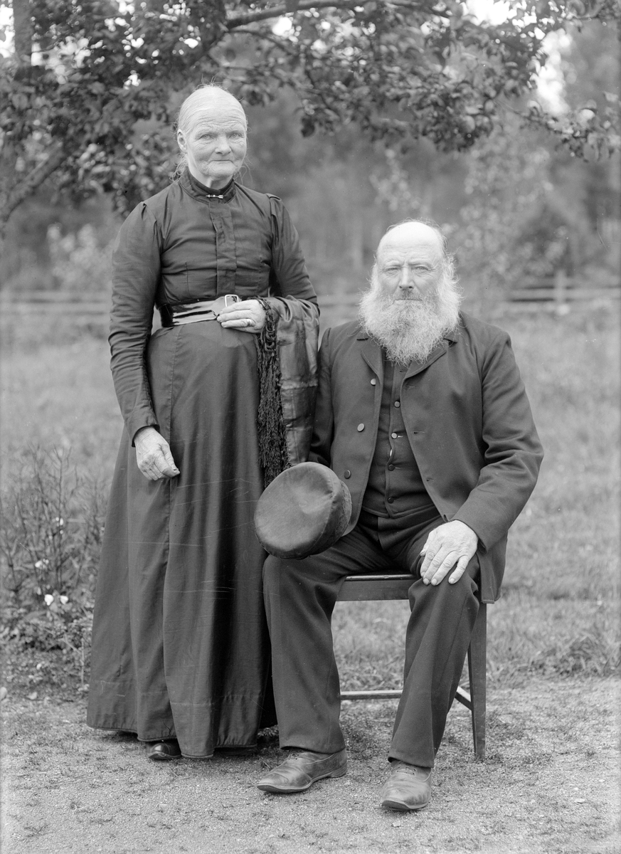 Makarna Karolina Hultgren och Nickolaus Lindgren på ålderns höst. I sina krafts dagar brukade de sin gård i Födekulla. De bor fortfarande kvar men lantbruket har de arrenderat ut till en son.