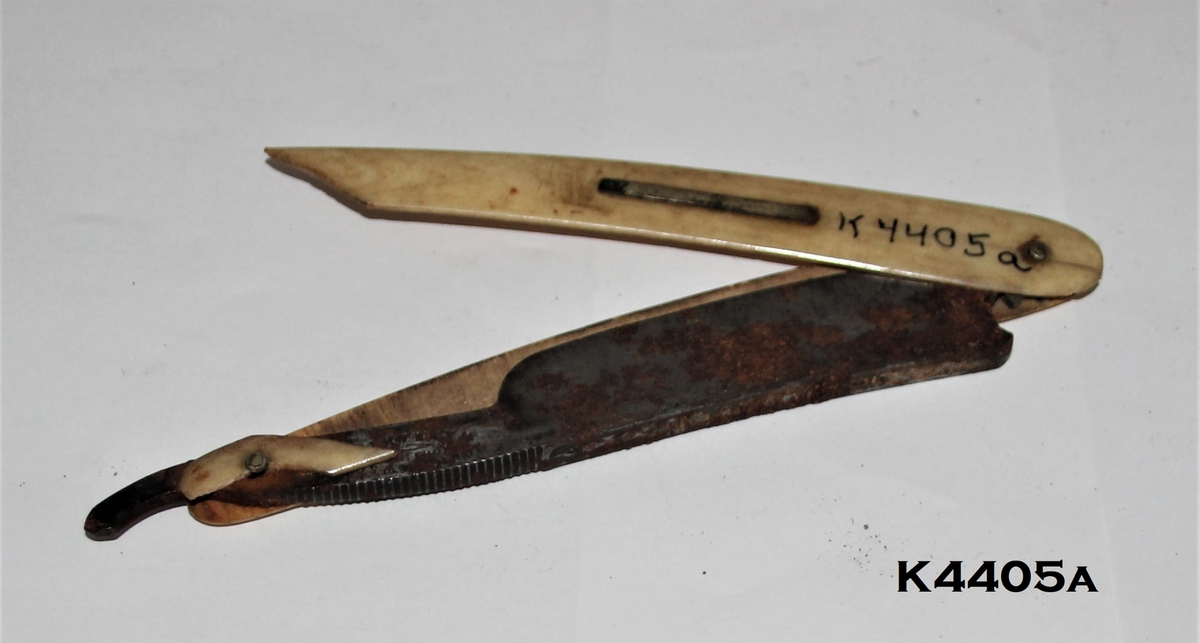 Skipsapotek: Her er utstyr som er funnet i skuffen i skipsapoteket (K4402).
a) Barberkniv med elfenben-skaft. Barberbladet noe rustet.
b) Vekebrenner (parafin).
c) Vekt
d) Morseapparat
e) Høretelefoner.
f) Morseapperat for sending. (Noen deler fjernet.)