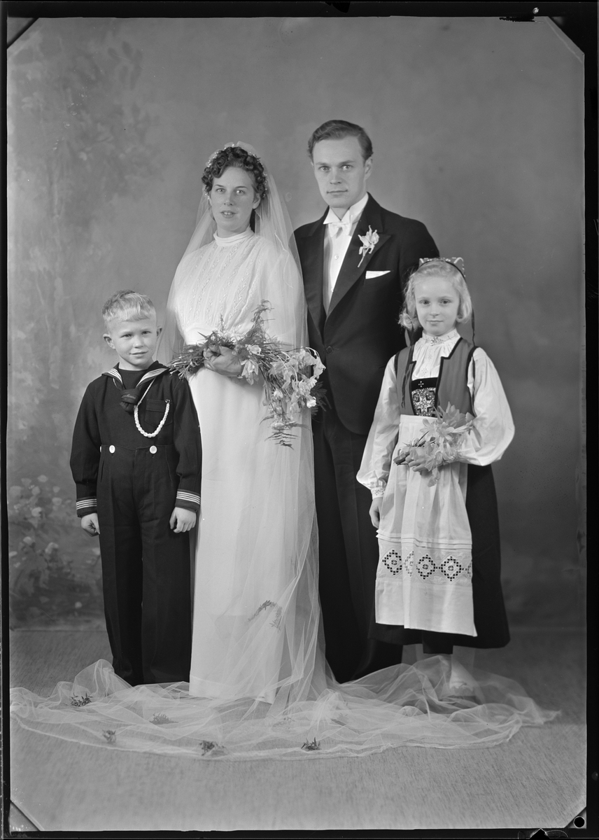Portrett av brudepar og to barn