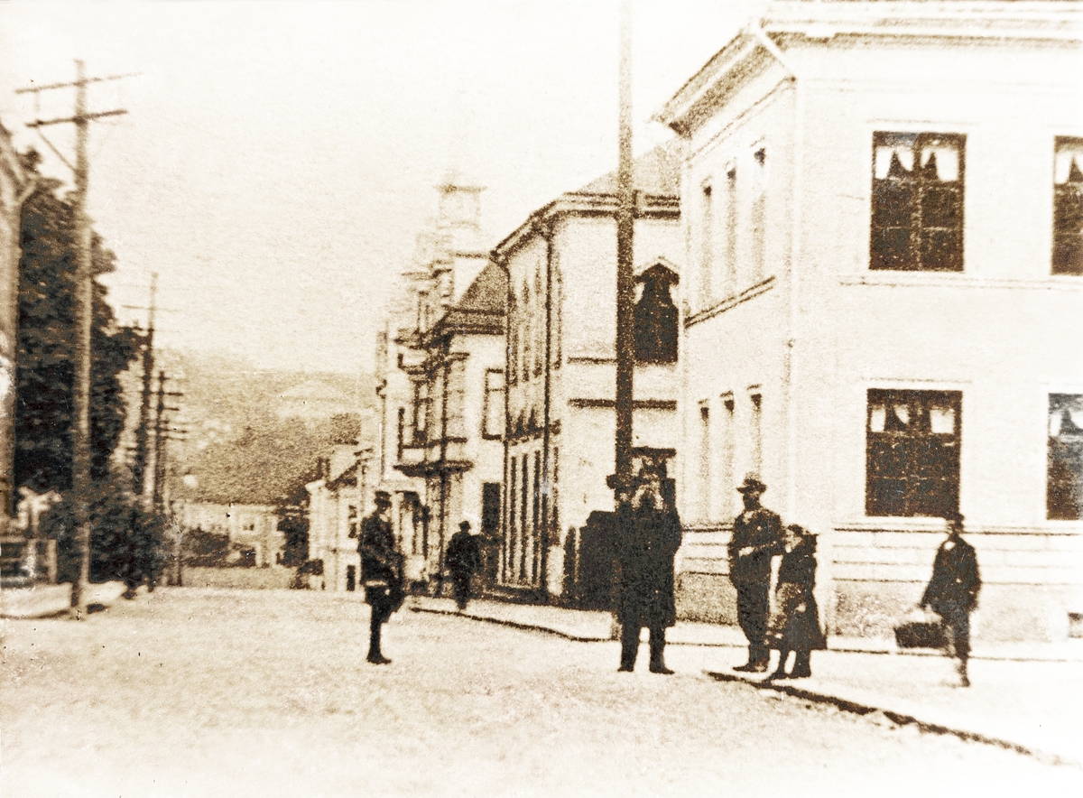Nygatan (österut), Växjö 1902. Till höger syns bl a poliskonstapel Hans Thylander i samtal med några andra personer.