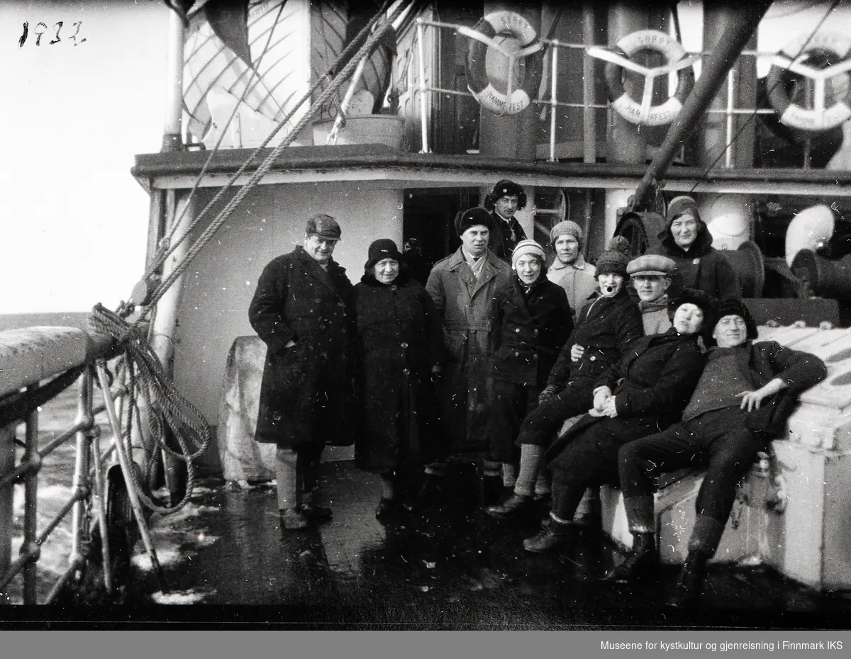 Gruppebilde ombord på D/S "Sørøy", på vei til påskeferie i Børselv. 1932.