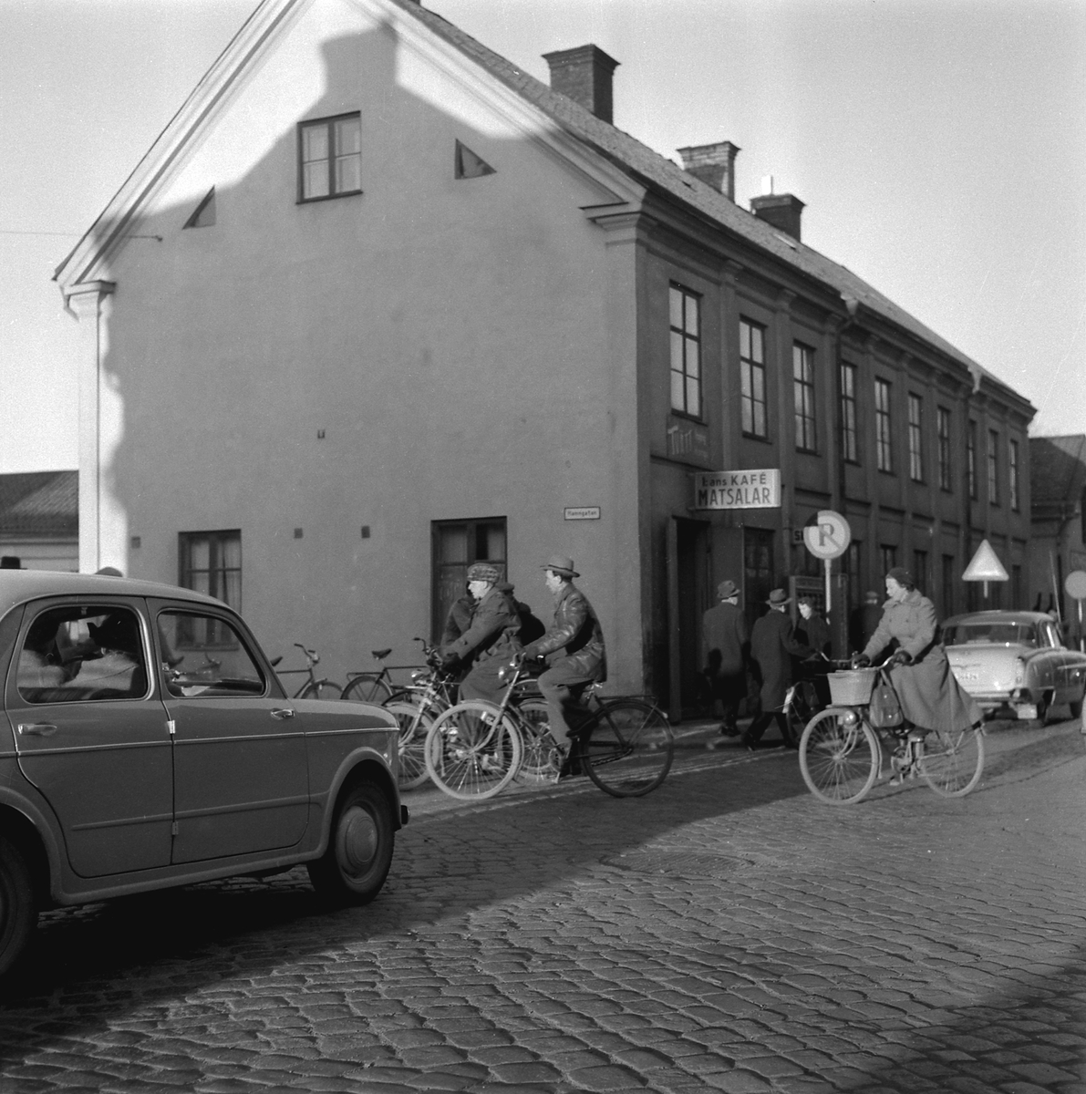 Serie bilder från en särskilt stökig gatukorsning i Linköping. Fotoåret 1955 fungerade ännu Storgatan som del av riksväg 1 genom staden. Invid Stångebro och Storgatans skärning med Hamngatan var trafiksituationen stundom synnerligen vansklig.