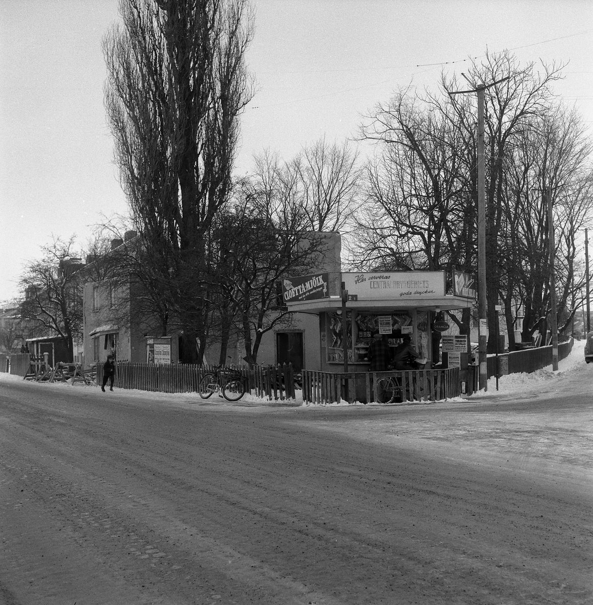 Serie bilder från rivningen av det gamla postkontoret i Tannefors. Det stod nära korsningen av Nya och Gamla Tanneforsvägen. Notera gärna Ringhemskiosken i gatuhörnet.