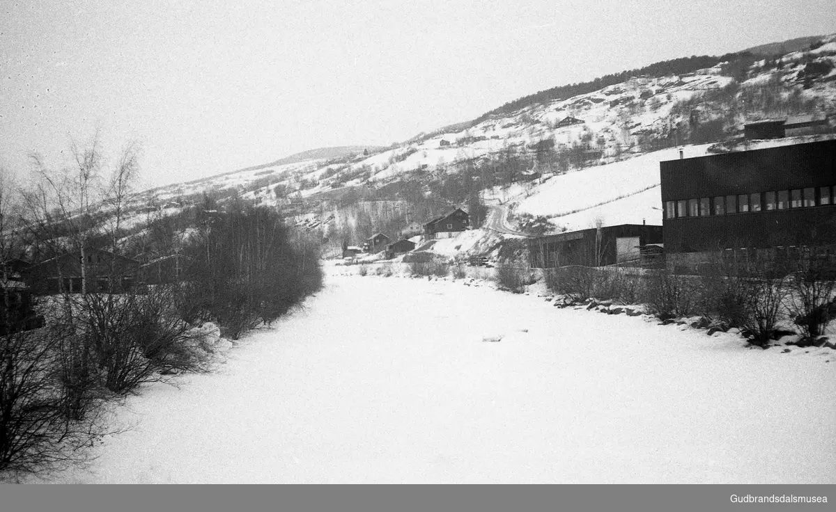 Prekeil'n, skuleavis Vågå ungdomsskule, 1974-84.
Vinter i Vågå. Jutulbygget. Finna elv.