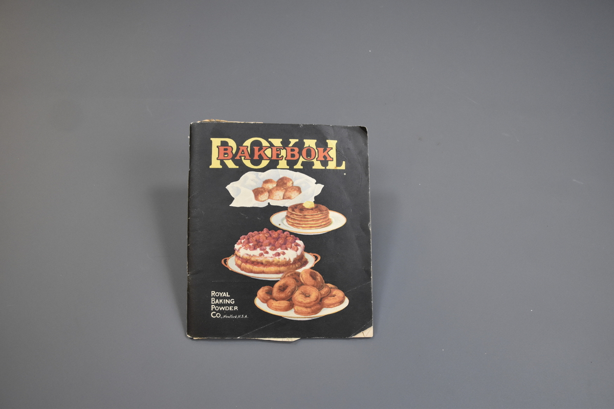 Bakebok, hefte, med reklame for Royal Baking Powder på baksiden.