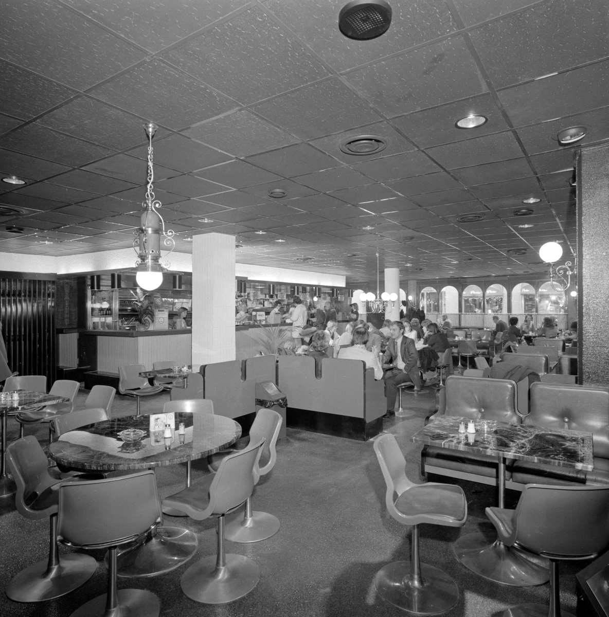 År 1974 öppna Charlie´s i Linköping. En moderna restaurang efter internationell inspiration.