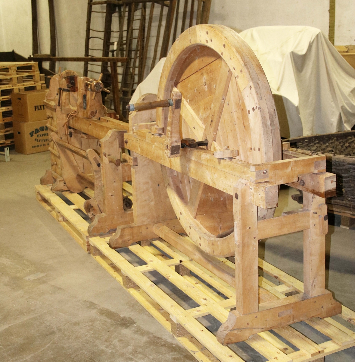 Svarv av 2 delar i ofärgat trä. En del, med stort vertikalt stående svänghjul. En del, med fästen för stycket som skall svarvas. På sidan, 3 lådor för svarvjärn, mallar och andra verktyg. Rem av snott läder. Svarven ställdes i vinkel vid användning. 

Svarven tillverkades av Anders Johan Lundgren (1859-1930), på Lida Övre, Överlida. Anders var snickare och tillverkade sparkstöttar, stolsben m.m.