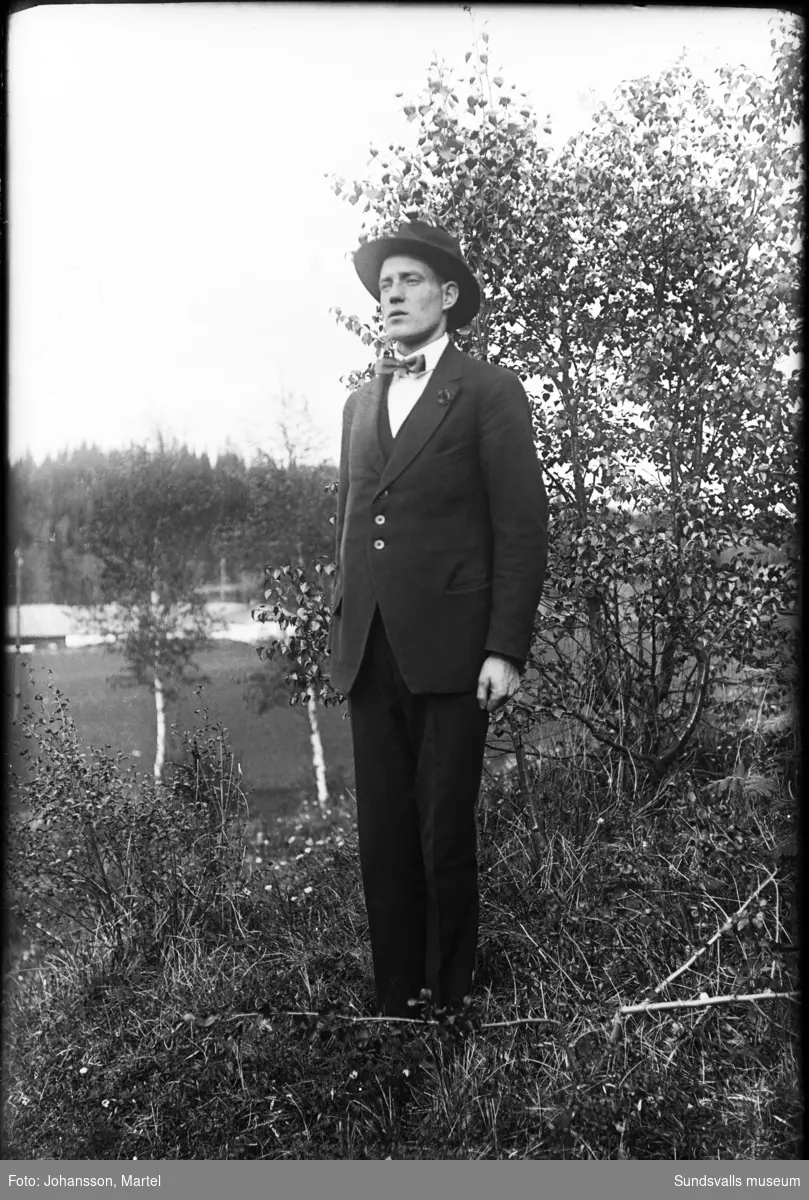 Porträttbild utomhus av en ung man i hatt.
