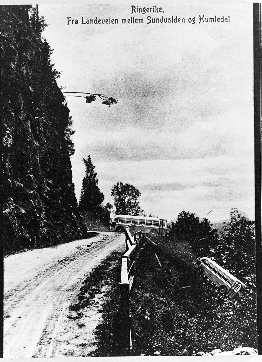 To busser med tyske soldater kjørte gjennom rekkverket på vegen.
Sundvolden - Humledal (E-68,  1979).  Det ser ut som om bildet er en fotomontasje.
Postkort