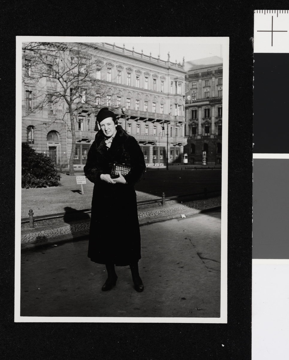 Elisabeth Meyer i gatene i Berlin. Familiefotografier fra Elisabeth Meyers arkiv.