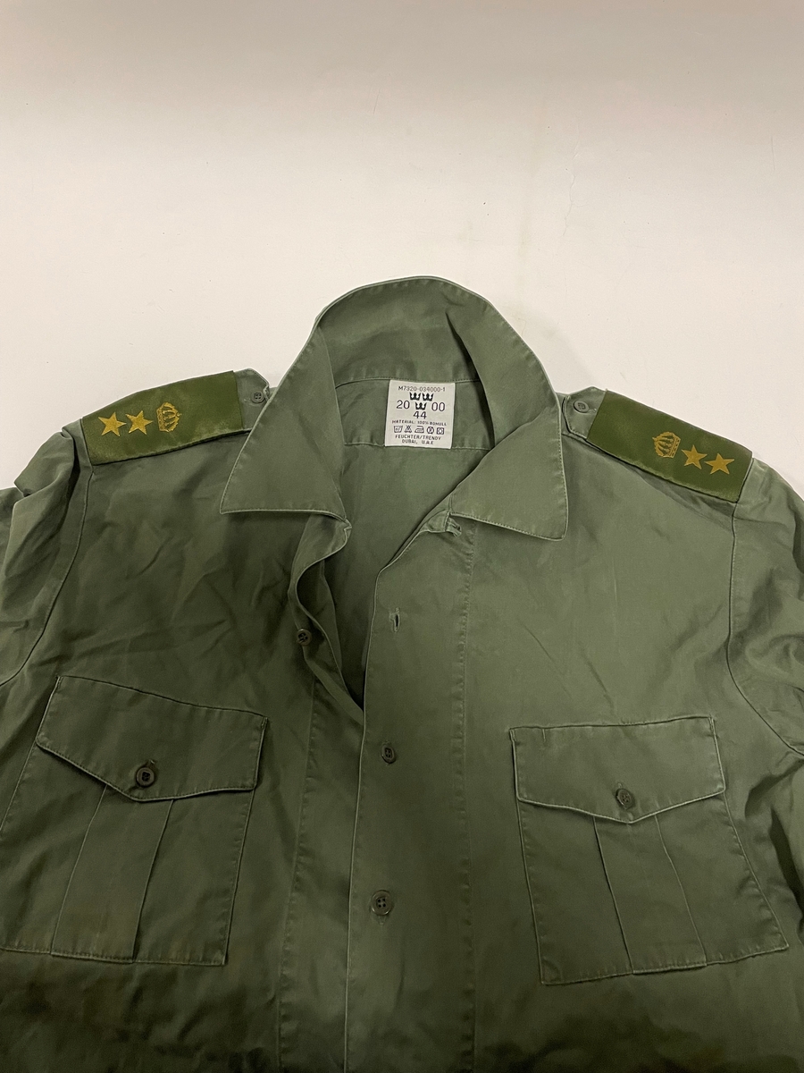 Grön kortärmad skjorta m/1993. Axelhylsor för överstelöjtnant.