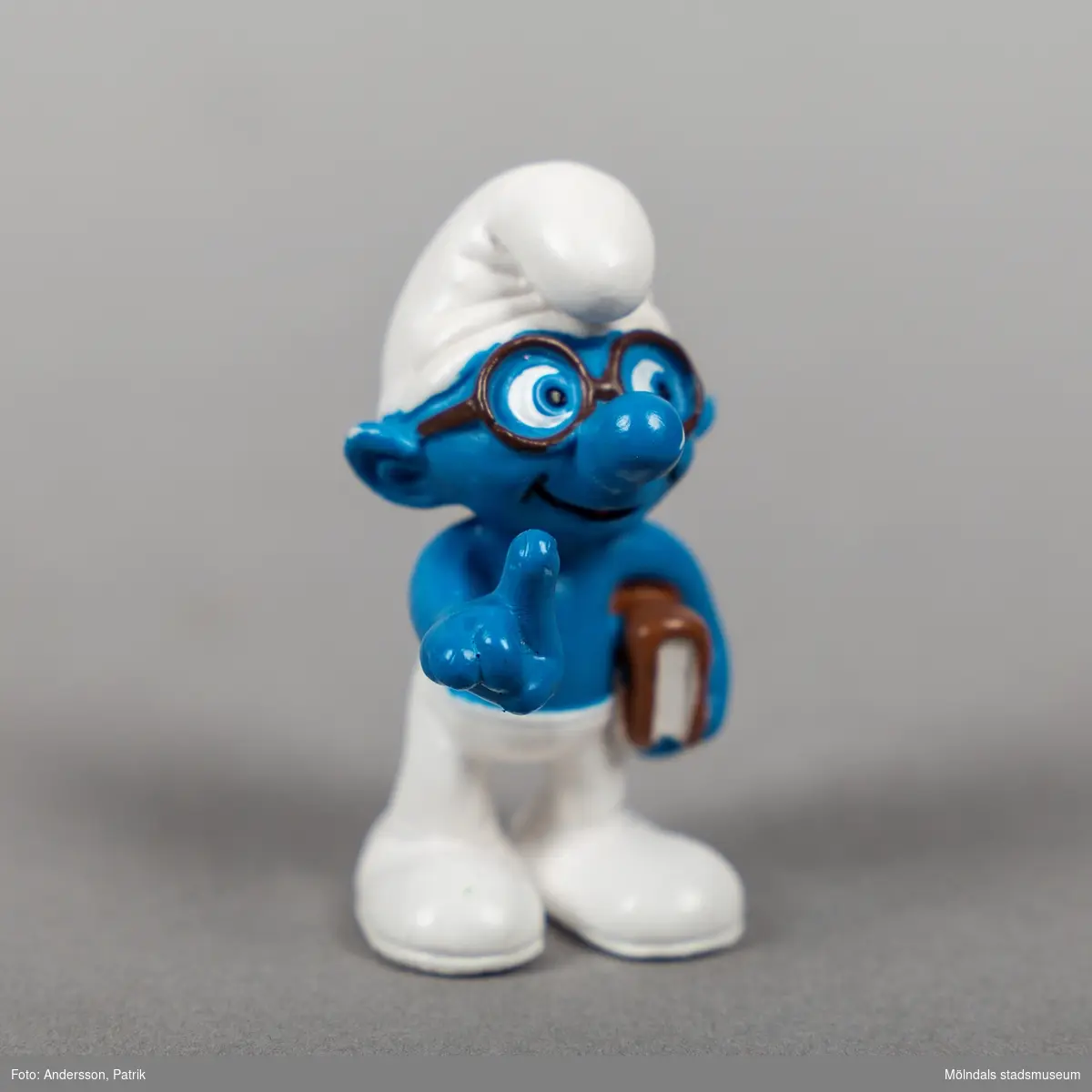 Tomteliknande figur som kallas Smurf, med blå kropp, vit luva och vita byxor. Figuren har glasögon och en bok under armen. 

Smurfarna eller Smurferna (franska: Les Schtroumpfs) är en belgisk tecknad serie som kretsar kring en grupp blå varelser med samma namn. Det tomteliknande folket skapades i slutet av 1950-talet av den belgiske serieskaparen Pierre "Peyo" Culliford.