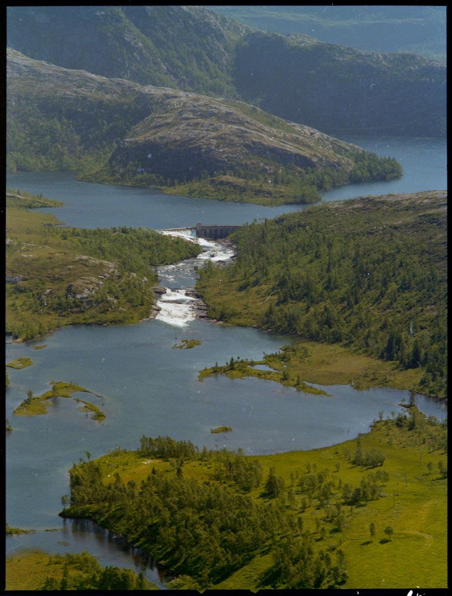 Leirfjord, Forslandsdalen. Forslandsdalen, regulert vassdrag, med "Øverdammen" øverst og "Mellomdammen" nederst.