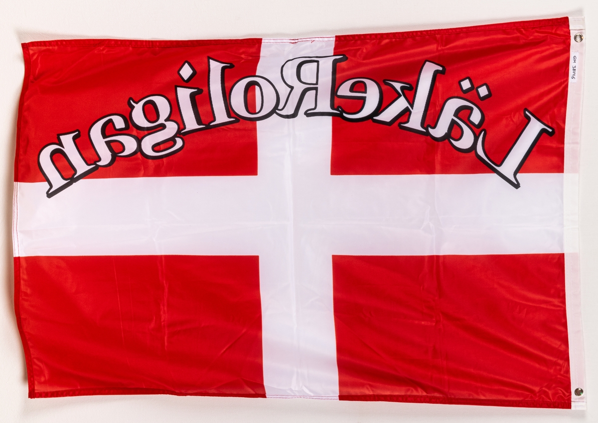 Vit flagga, dansk, med rött kors: LäkeRoligan.