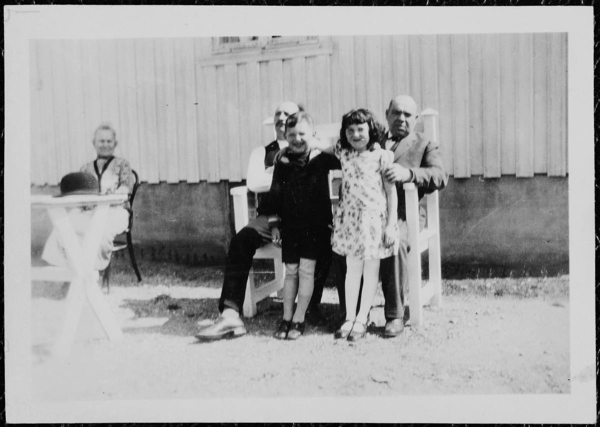 Gruppebilde av Sara Jacobsen, Moses Bekker, Adolf Bekker, Edith Bekker og Jakob Jacobsen.