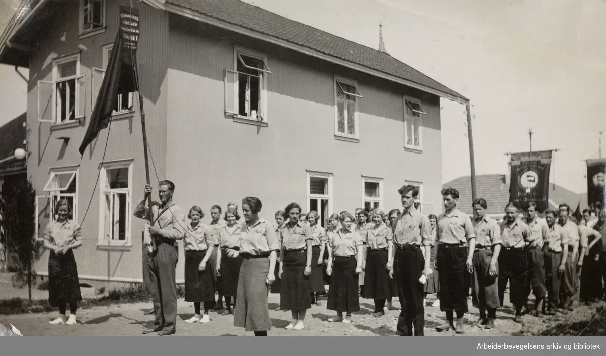Medlemmer av Majorstua AUL "Frihet" på lagstur til Jevnaker i pinsen 1934. Stående til høyre i første rad: Johs. Hansen.