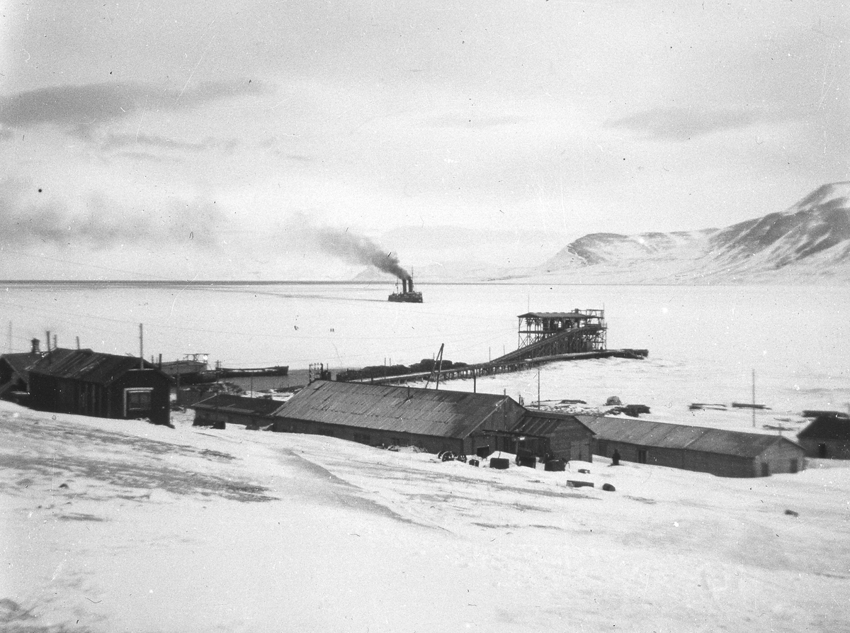 Den sovjetiske isbryteren Krassin i Adventfjorden. Tekst med bildet: Krassin Adventfjorden 1933 våren.