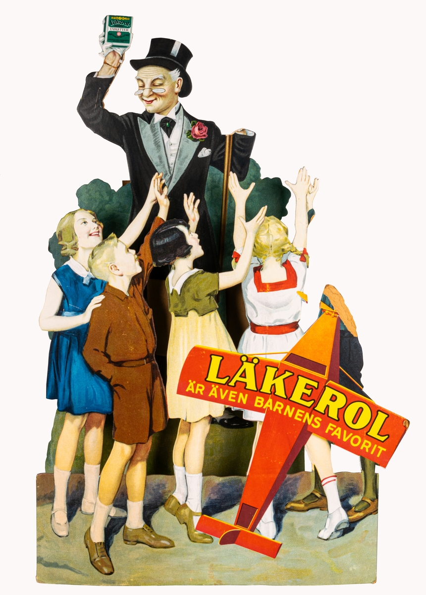 Reklamskylt av papp, för Läkerol från 1928. Flerfärgstryck. Skylten i två delar. Motiv: Farbror Läkerolius håller upp Läkeroltabletter för fyra barn runt honom.