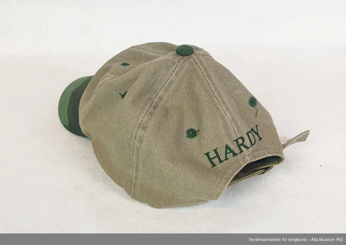 Caps i beige tøy med grønn skygge og knapp, av merket Hardy.