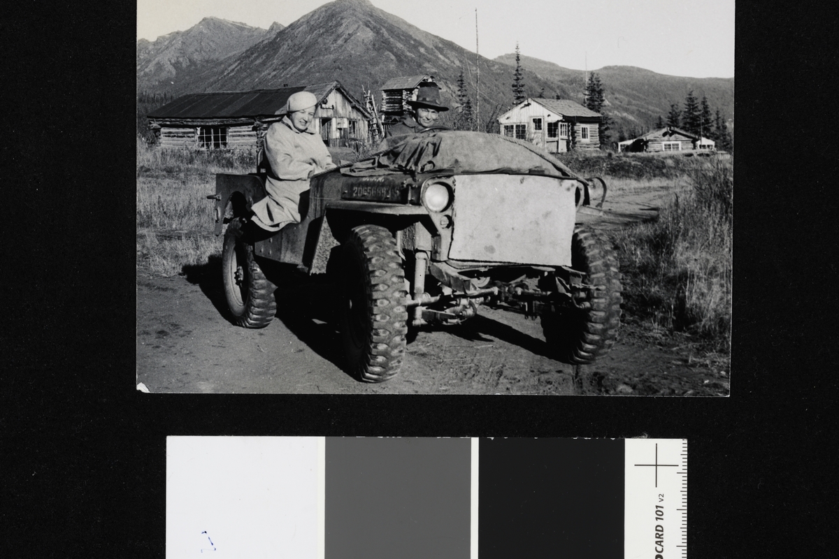 Elisabeth Meyer og ukjent mann avbildet i en bil, muligens i Alaska. Familiefotografier fra Elisabeth Meyers arkiv.