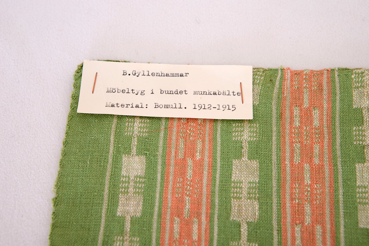Provet har en maskinskriven papperslapp med texten: B. Gyllenhammar. Möbeltyg i bundet munkabälte. Material: Bomull. 1912-1915.