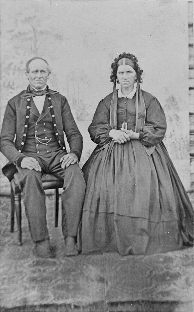 Halvord og Olava Petronelle Eken, trolig rundt 1870. Han i folkedrakt med "fiskekjølke", hun i bymote.