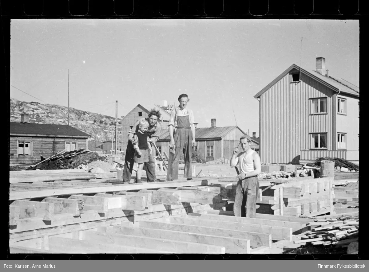 Foto av menn i byggearbeid

Foto antagelig tatt på slutten av 1940-tallet, tidlig 1950-tallet i Kirkenes