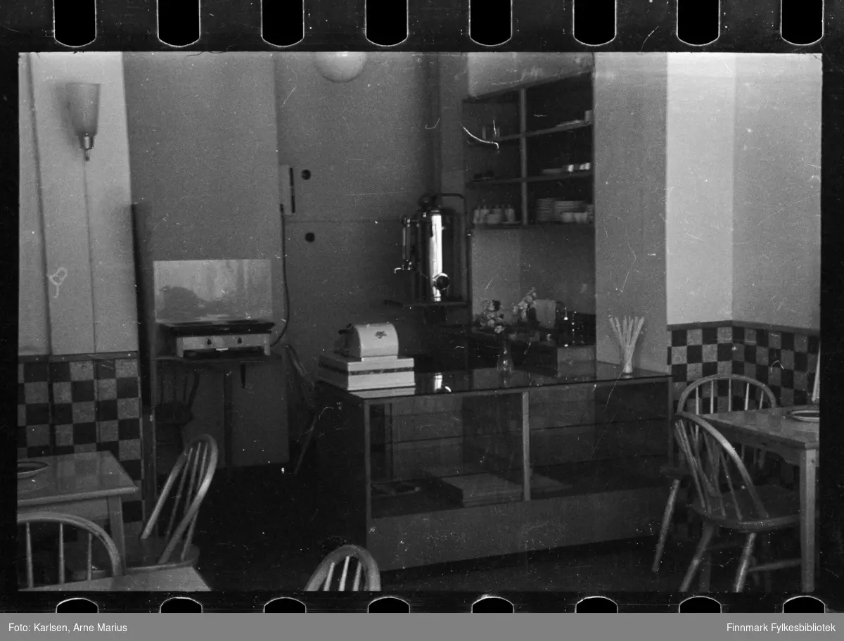 Foto av interiør av kafé i Kirkenes, ukjent sted 

Foto antagelig tatt på slutten av 1940-tallet, tidlig 1950-tallet 