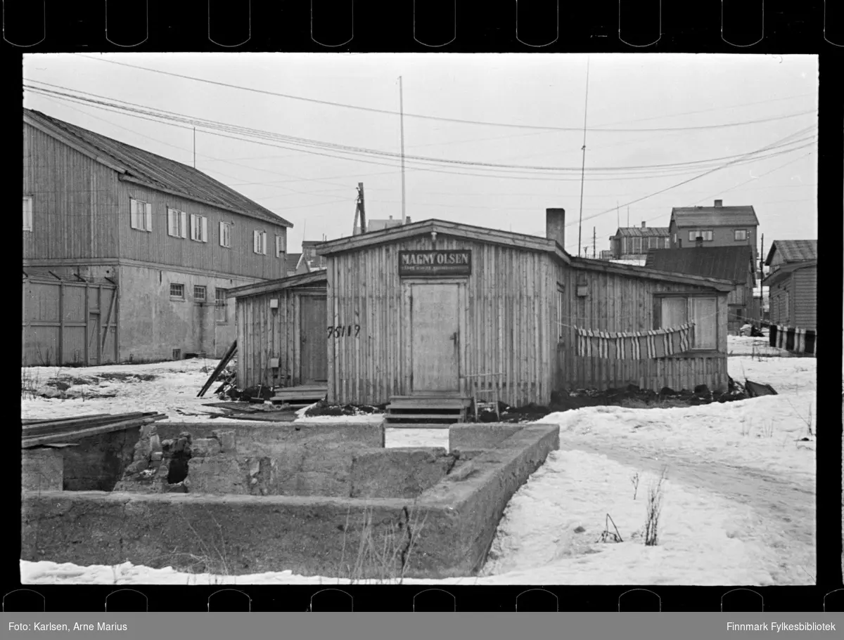 Magny Olsen manufakturforretning i Kirkenes

På huset står nummer 75119

Foto antagelig tatt på slutten av 1940-tallet, tidlig 1950-tallet 