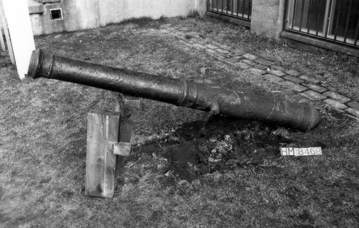 Kanonen vid museientrén, deponerad i museet vid I 16, Halmstad, april 1982.
