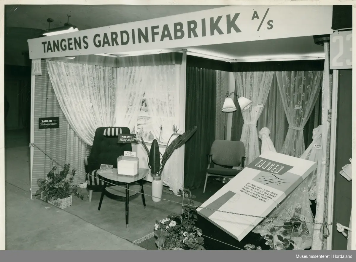 Utstillingsfoto frå Tangens Gardinfabrikk, Bergen. Tekstilmesse i Oslo (Abelhaugen) i 1957.