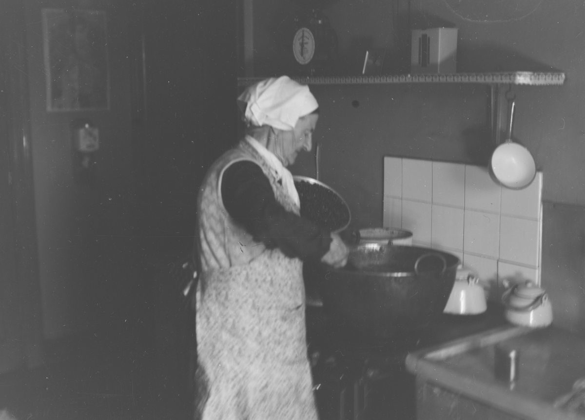 Lingonkokning, en kvinna i köket. 
Sofia Johansson.