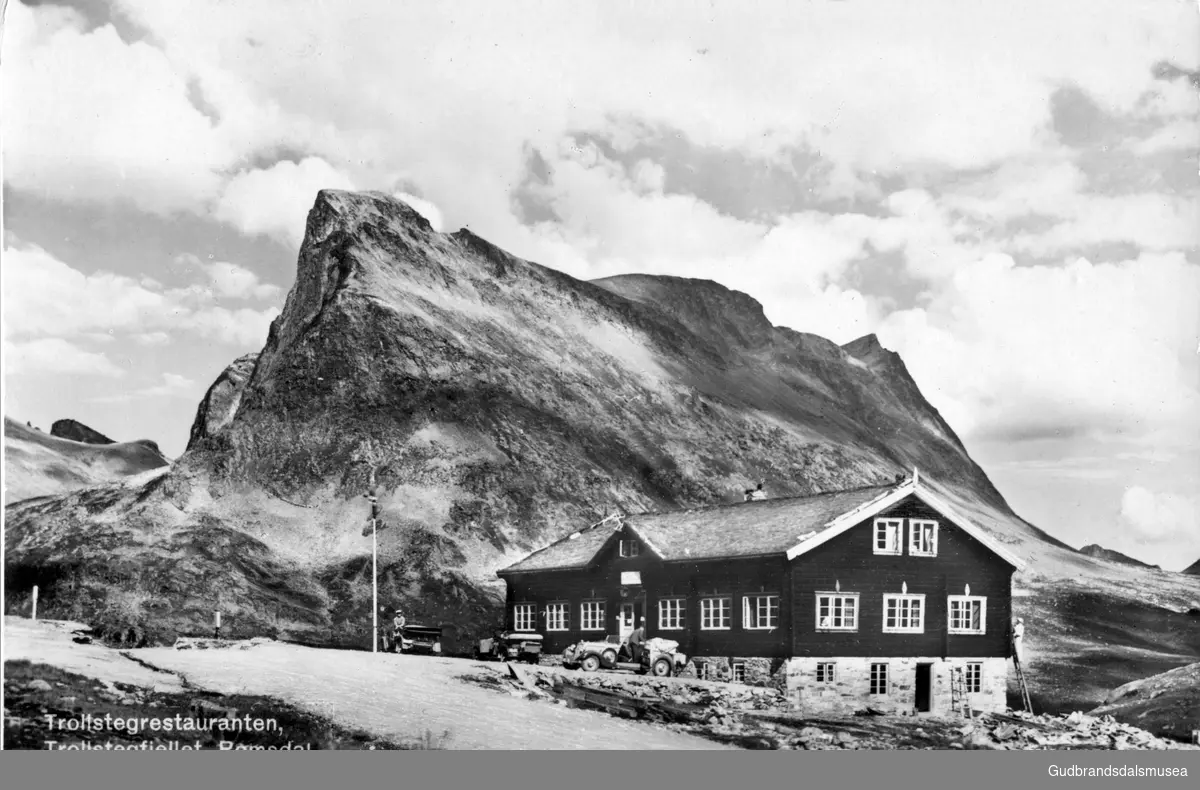 Trollstigheimen, restauranten ved det høyeste punktet på Trollstigveien (Alnesreset). Restaurantet ble åpnet i 1936 samtidig med veien. Anlegget ble knust av et snøskreci 1963 og ble ikke bygd opp igjen. Stigbotthornet i bakgrunnnen.