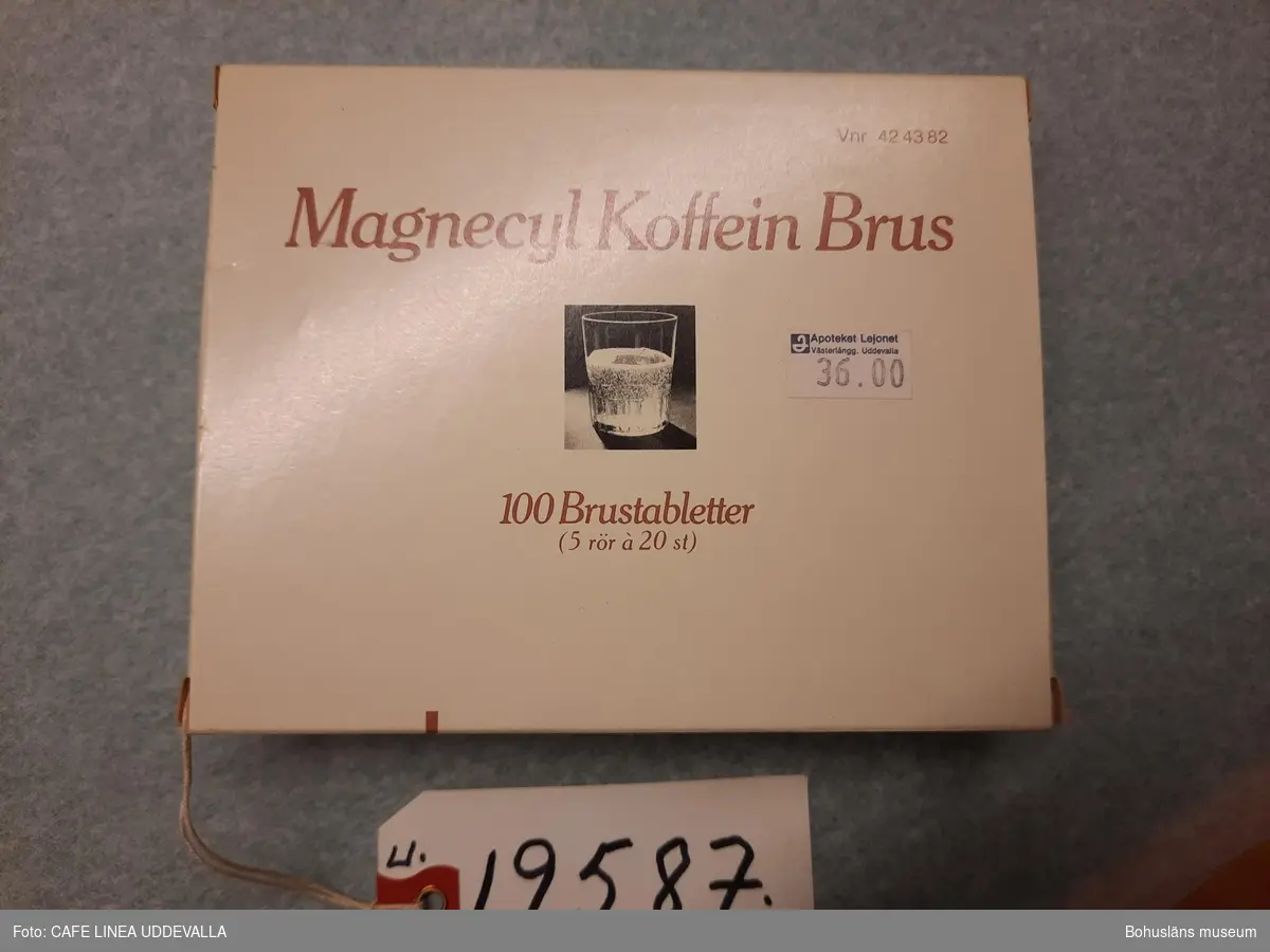 471 Tillverkningstid 1980:TAL
410 Mått/Vikt !L 15 B 11,5 H 2,7 CM
594 Landskap VÄSTERGÖTLAND
010 Förpackning för 100 stycken "Magnecyl Koffein Brus" från ACO
020 läkemedel.