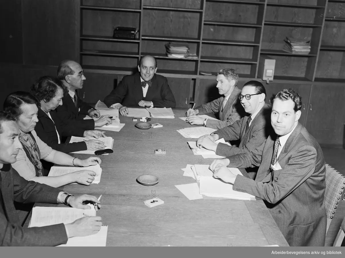 "En ordførers dag". Arbeiderbladet følger Oslos ordfører Brynjulf Bull en dag i November 1951. Møte på ordførerens kontor. Sigrid Syvertsen, Rolf Hofmo, Brynjulf Bull og andre.