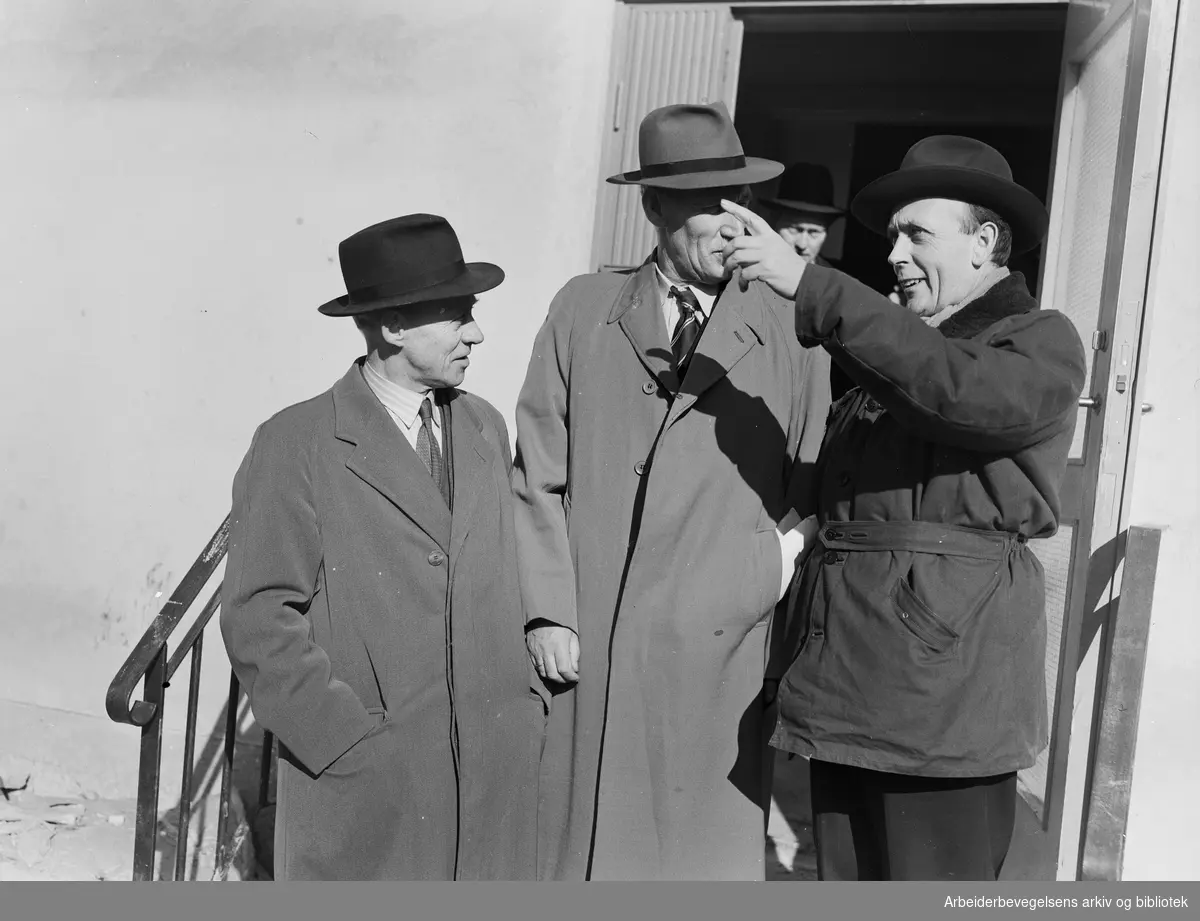 Boligrådmann Trygve Nilsen, direktør Martin Strandli i OBOS og boligrådets formann, ordfører Brynjulf Bull under en befaring på Lambertseter. Mars 1953.
