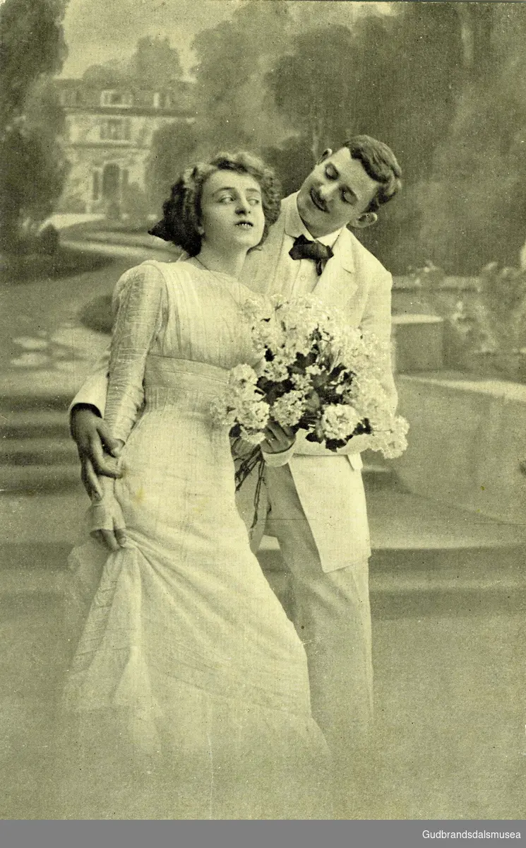 Tysk postkort. Par i hvit klær, med brudebukett??