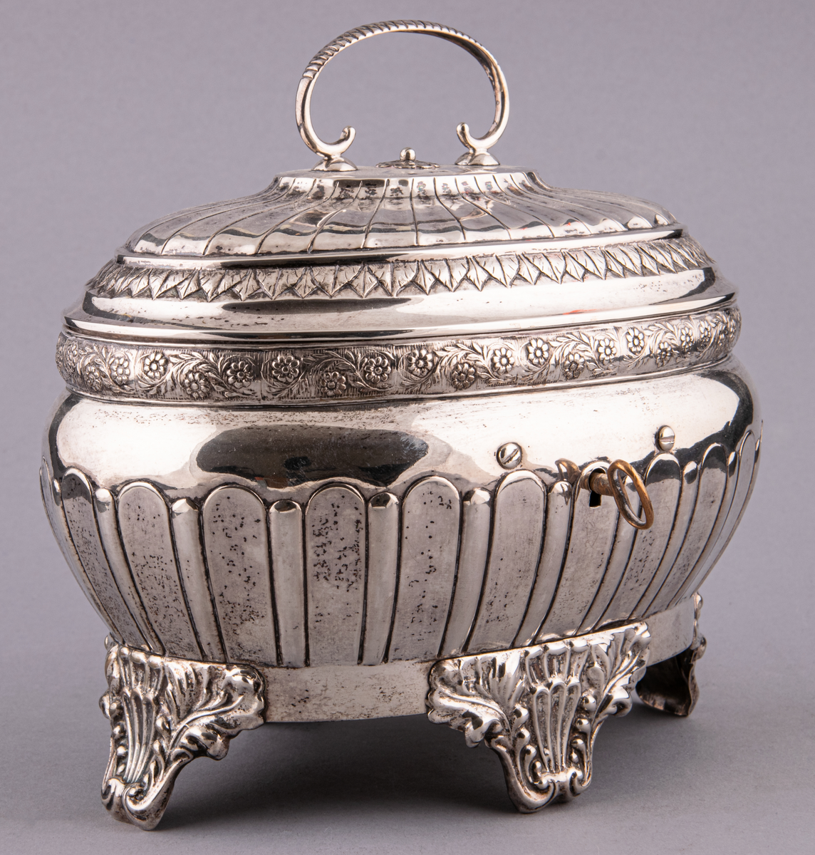 Sockerskrin i silver, tillverkat av Jakob Richard Borg, Gävle.
Inskription: Minne av E och W. R. till P och M. Roman. den 26/6 1848.