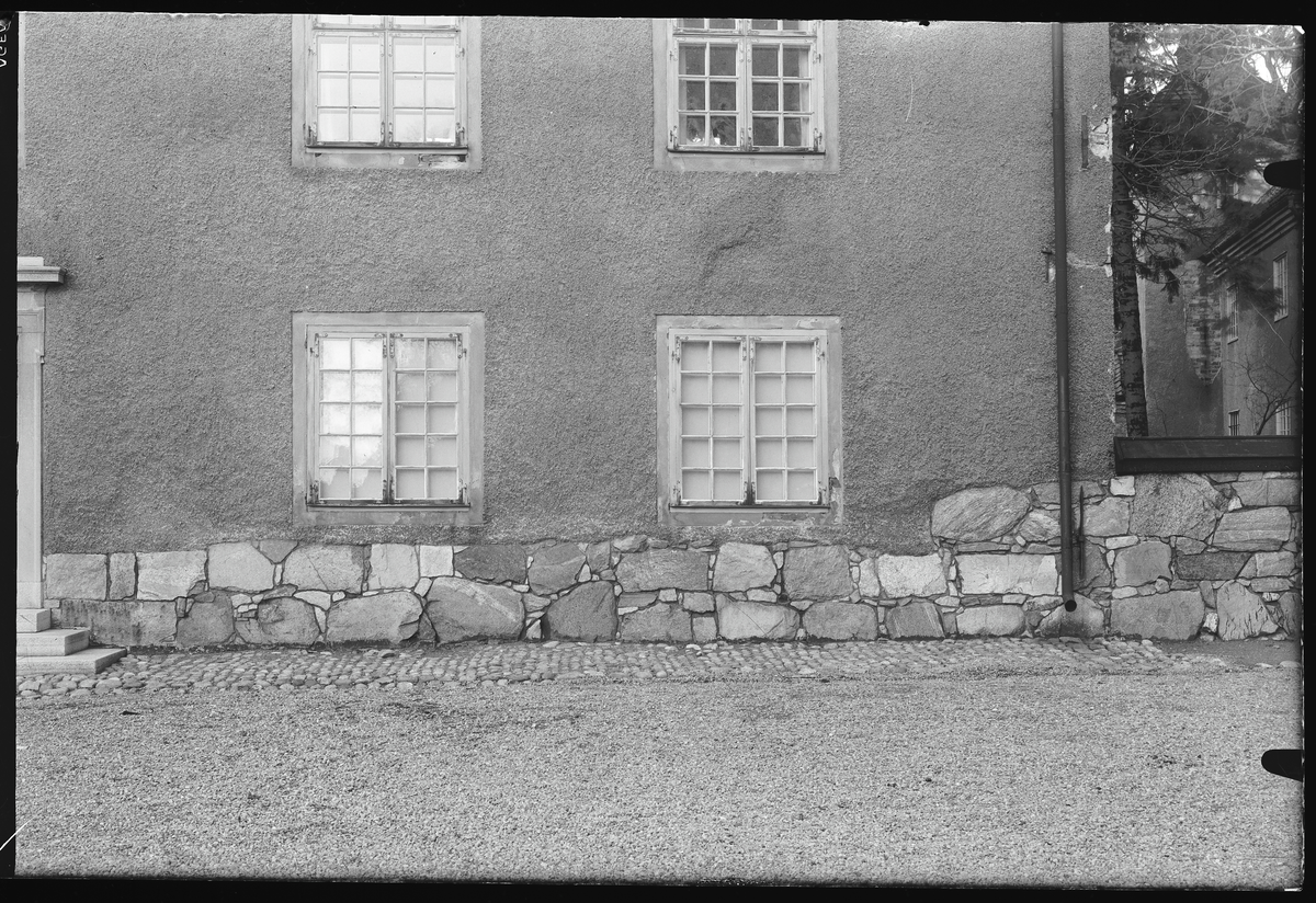 Konsistoriehuset, Västerås. Del av framsidans fasad.
