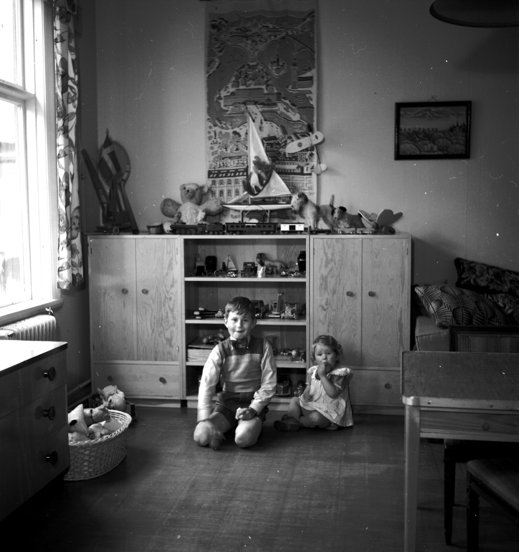Två barn i ett lekrum.