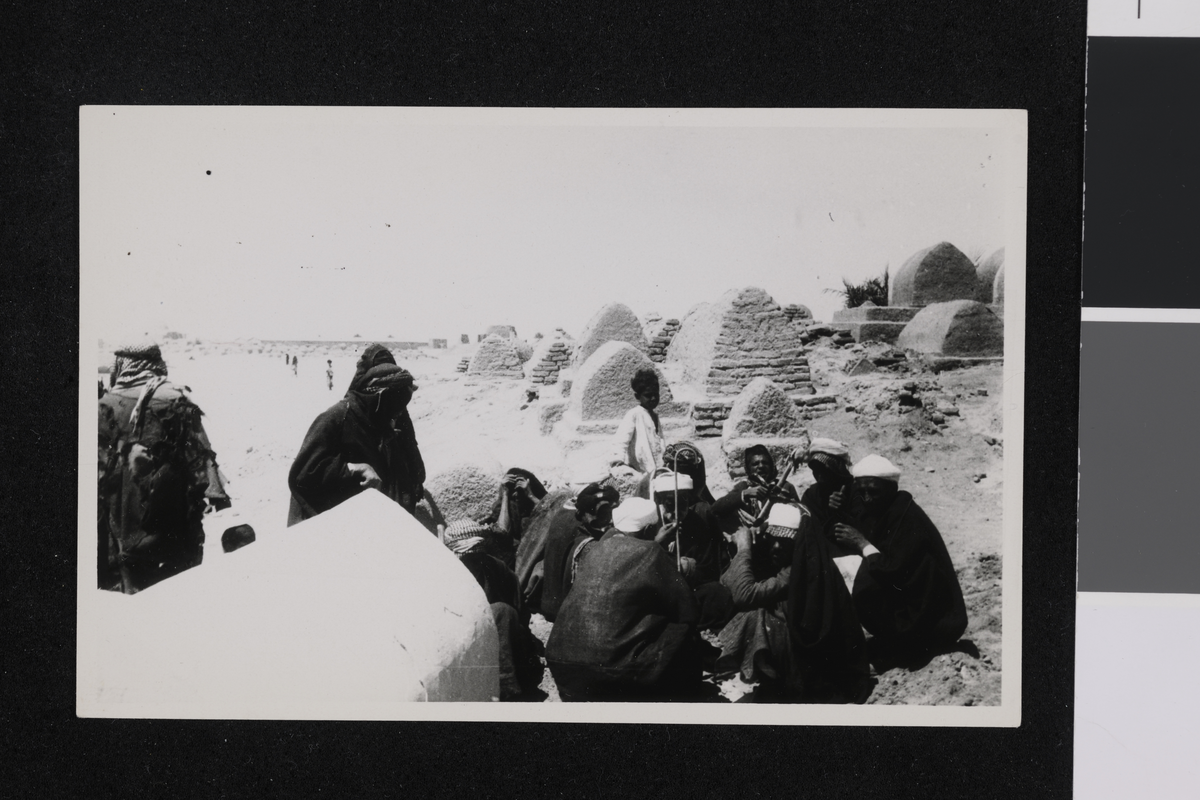 En gruppe menn ved en gravplass. Fotografi tatt/ samlet i forbindelse med Elisabeth Meyers bok; En Kvinnes Ferd til Persia.
