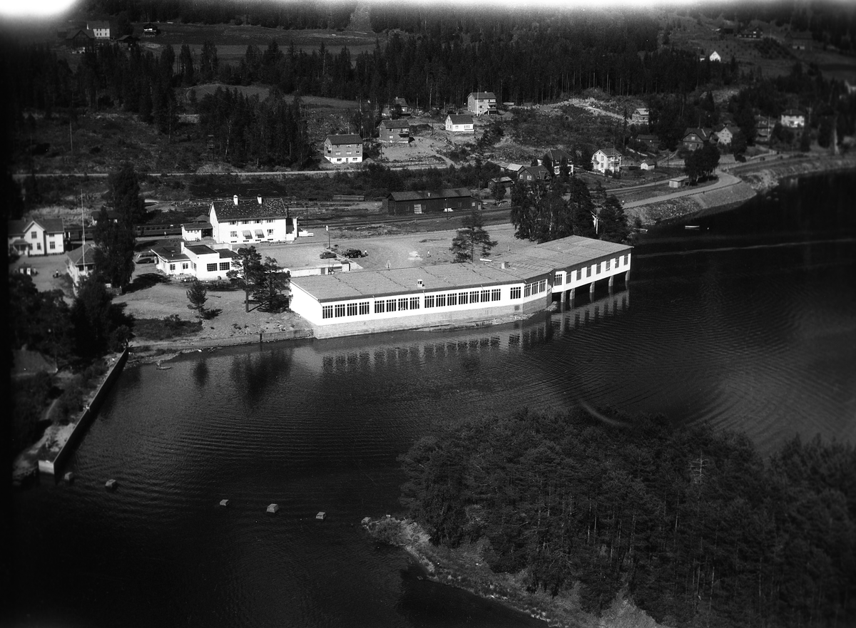 Verkstad og garasjeanlegget til A/S Jotunheimen & Valdresruten Bilselskap på Fagernes, sett opp i 1954.