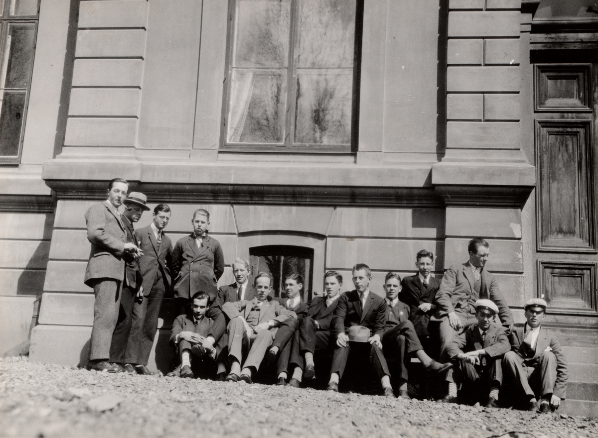 Abrahamsons Berednings Aktiebolag. Elever vid John Lennings vävskola 1927. Längst till höger sitter fotografen Gunnar Abrahamsson.