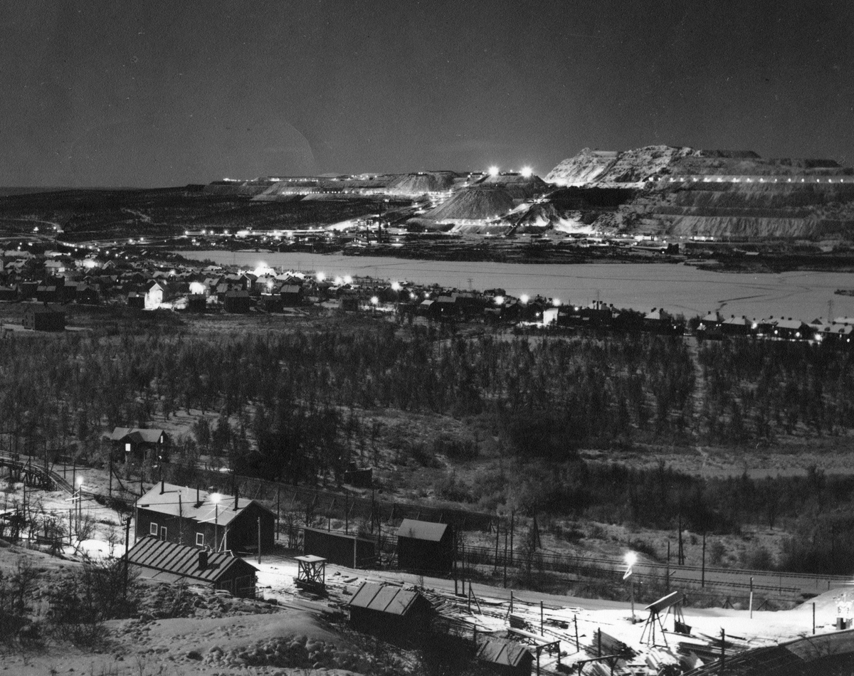 Kiirunavaara-Luossavaara. Vy över gruvsamhället och gruvan.