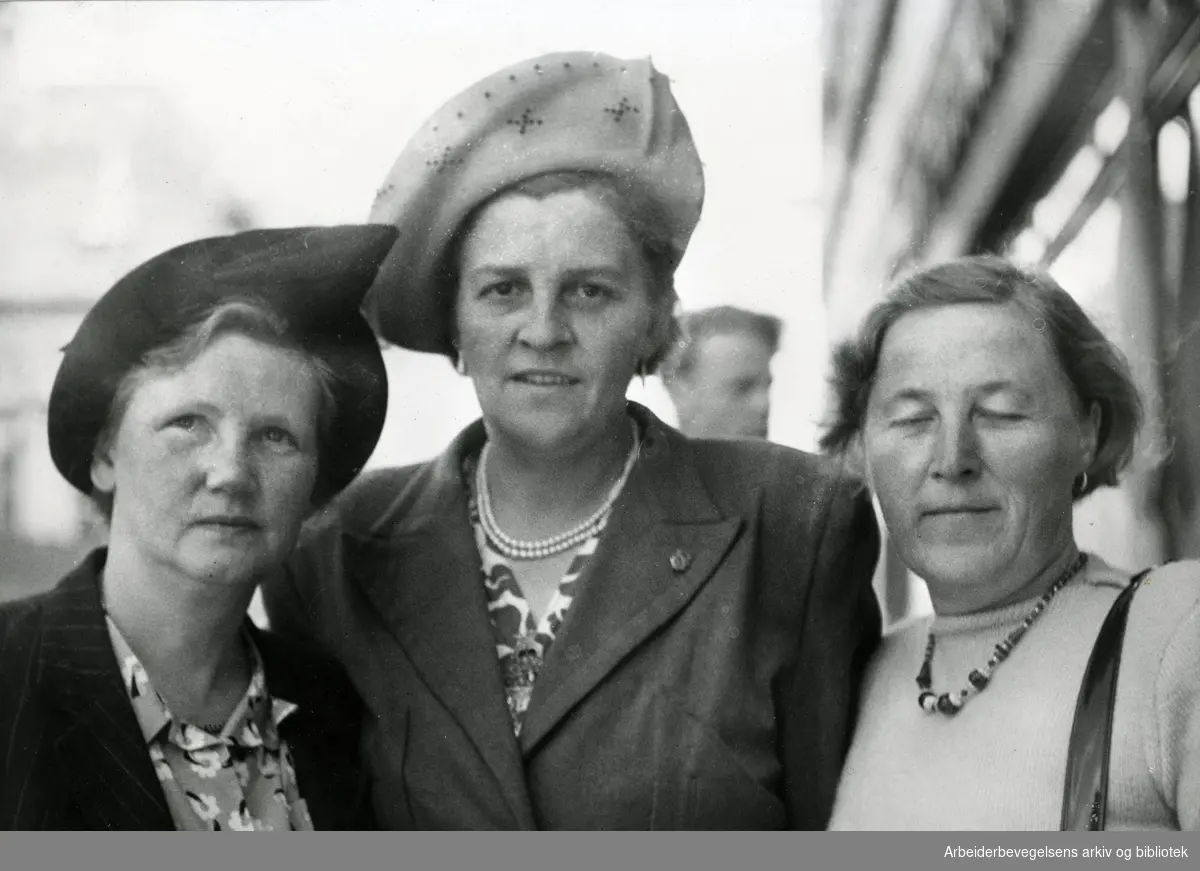 Arbeiderpartiets kvinnebevegelse. Kvinnesekretariatets studiekurs på Leangkollen 1950. Fra venstre Ingrid Kleveland, Petra Hoff og Tonny Kittelsen.