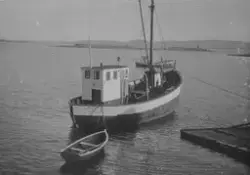Båten Nordkyn ligger i Storvågbukta (storflo)