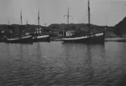 Båter i Storvågbukta, Fjellværsøya, Hitra. M/K Forsøk ligger