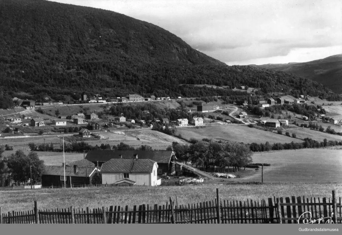 Utsikt fra Dombåsgarden mot Dombås stasjon og Dombås sør. Før 1952.