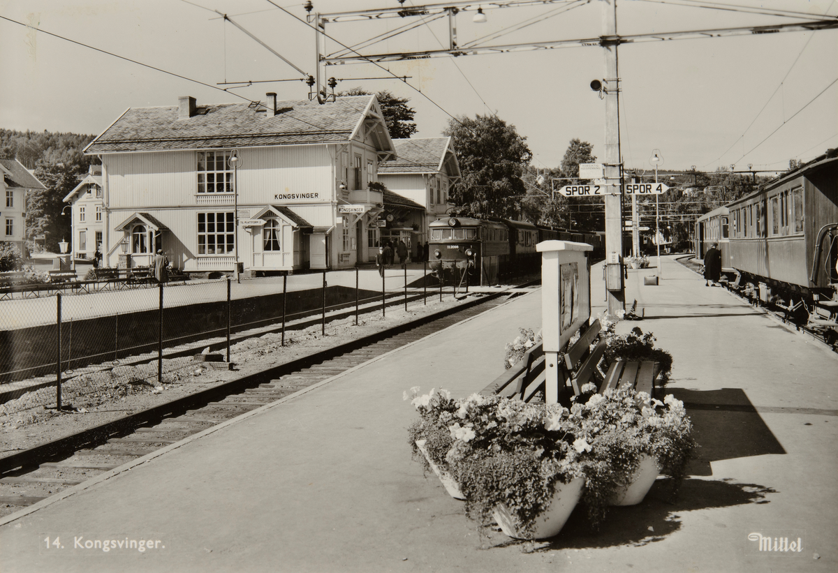 Postkort, Kongsvinger stasjon, jernbanestasjon, stasjonsbygning, jernbanespor, perrong, jernbanevogner,